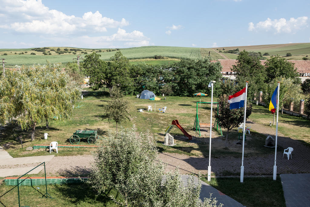 Pensiunea Poarta Oilor Girbova Exterior photo