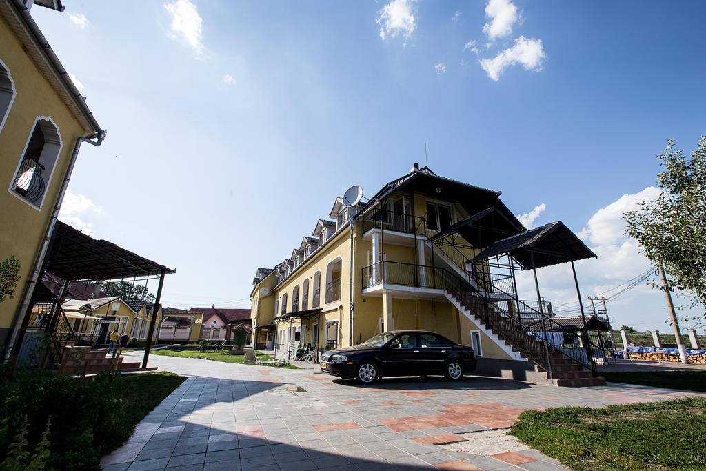 Pensiunea Poarta Oilor Girbova Exterior photo